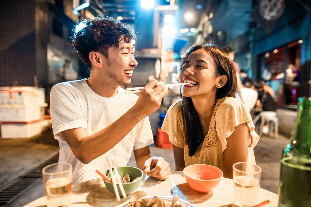 couple eating hong kong street food